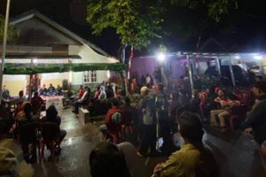 Meski diguyur hujan, warga Pancatang tetap setia mendengarkan orasi M Ridho.